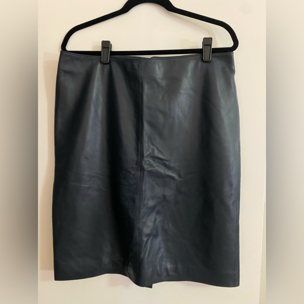 Bally soft leather skirt. Navy. Size 42